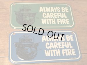 アメリカの森林火災撲滅キャンペーンのPRキャラクター、スモーキーベアのメタル製プレート