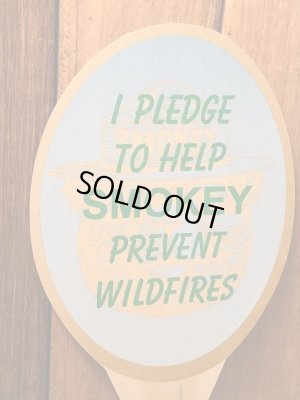 アメリカの森林火災撲滅キャンペーンのPRキャラクター、スモーキーベアの紙のしおり