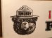 アメリカの森林火災撲滅キャンペーンのPRキャラクター、スモーキーベアのステッカー