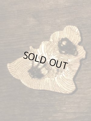 メタル製のスヌーピーのヴィンテージピンバッジ