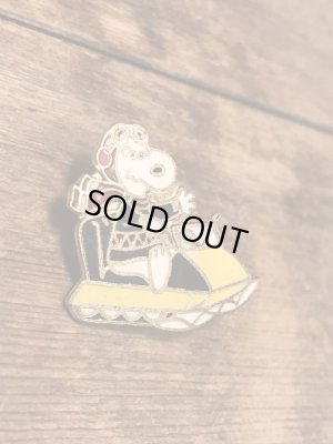 メタル製のスヌーピーのヴィンテージピンバッジ