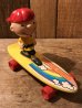 スヌーピーのキャラクターのチャーリーブラウンのビンテージスケートボードフィギュア