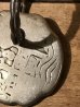 スカルのメダル型のビンテージキーホルダー