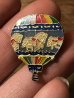 気球型のメリーゴーランドのビンテージエナメルピンバッジ