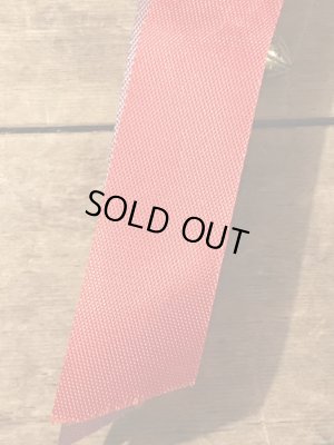 フットボールのチャームが付いたカレッジ物のヴィンテージ缶バッチ