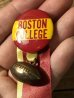 フットボールのチャームが付いたカレッジ物のヴィンテージ缶バッチ