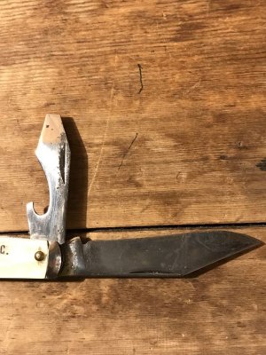 オートアクセサリー店のシェル製のヴィンテージポケットナイフ