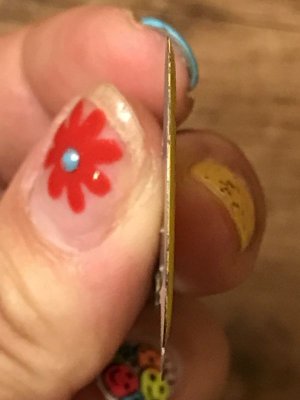 企業キャラクターのスモーキーベアのビンテージタブバッジ