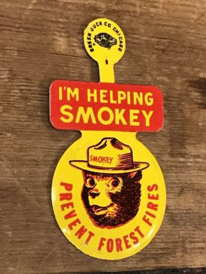 企業キャラクターのスモーキーベアのビンテージタブバッジ