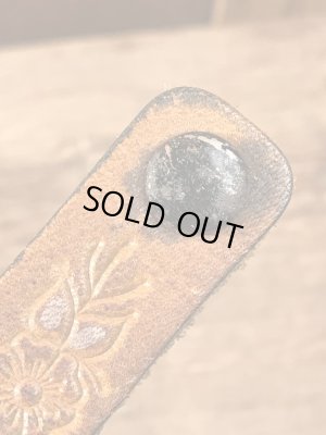 70年代頃のヒッピーデザインのビンテージレザーブレスレット