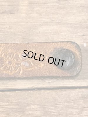 アメリカのスタンダードな名前が書かれたレザー製のヴィンテージブレスレット