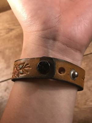 70年代頃のヒッピーデザインのビンテージレザーブレスレット