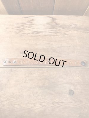 アメリカのスタンダードな名前が書かれたレザー製のヴィンテージブレスレット