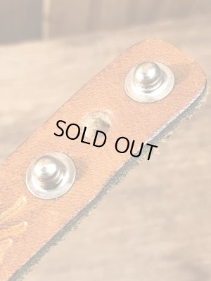 70年代頃のヒッピーデザインのビンテージレザーブレスレット