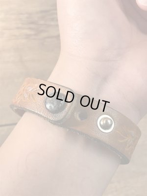 アメリカのスタンダードな名前が書かれたレザー製のヴィンテージブレスレット