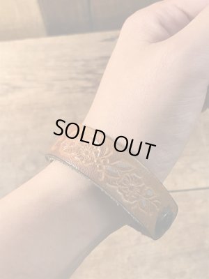 70年代頃のヒッピーデザインのビンテージレザーブレスレット