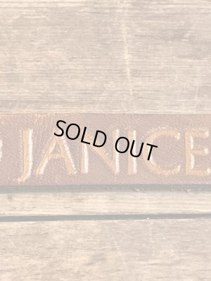 アメリカのスタンダードな名前が書かれたレザー製のヴィンテージブレスレット