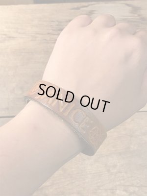 アメリカのスタンダードな名前が書かれたレザー製のヴィンテージブレスレット