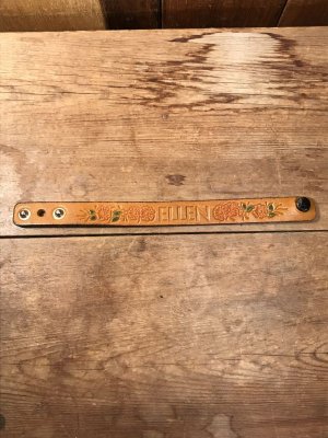 70年代頃のヒッピーデザインのビンテージレザーブレスレット