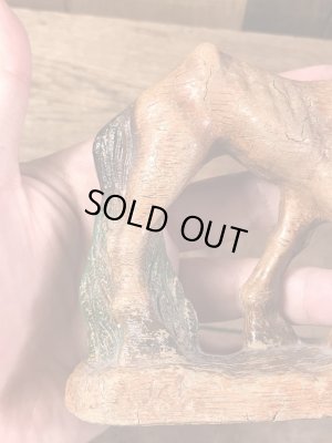 Multi Product Incの馬モチーフのヴィンテージ木彫りの置物