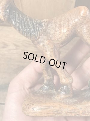 Multi Product Incの馬モチーフのヴィンテージ木彫りの置物