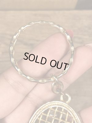 真珠の玉が付いたテニスラケットのヴィンテージエナメルキーホルダー