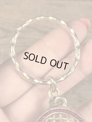 真珠の玉が付いたテニスラケットのヴィンテージエナメルキーホルダー