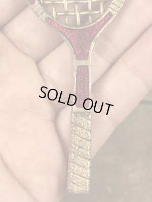 真珠の玉が付いたテニスラケットのヴィンテージエナメルキーホルダー