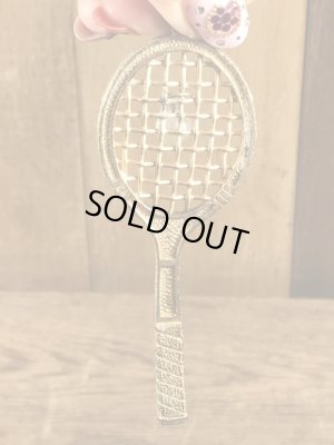 真珠の玉が付いたテニスラケットのヴィンテージエナメルキーホルダー