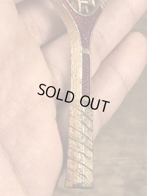 真珠の玉が付いたテニスラケットのヴィンテージエナメルキーホルダー