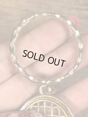 真珠の玉が付いたテニスラケットのヴィンテージエナメルキーホルダー