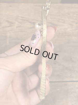 真珠の玉が付いたテニスラケットのヴィンテージエナメルキーホルダー