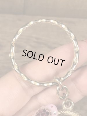 真珠の玉が付いたテニスラケットのヴィンテージエナメルキーホルダー