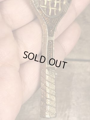 真珠の玉が付いたテニスラケットのヴィンテージエナメルキーホルダー