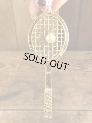 真珠の玉が付いたテニスラケットのヴィンテージエナメルキーホルダー