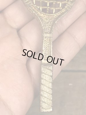 真珠の玉が付いたテニスラケットのヴィンテージエナメルキーホルダー