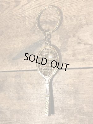 真珠の玉が付いたテニスラケットのヴィンテージエナメルキーホルダー