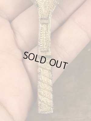 真珠の玉が付いたテニスラケットのヴィンテージエナメルキーホルダー