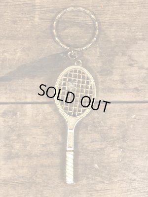 真珠の玉が付いたテニスラケットのヴィンテージエナメルキーホルダー