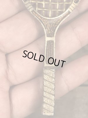 真珠の玉が付いたテニスラケットのヴィンテージエナメルキーホルダー