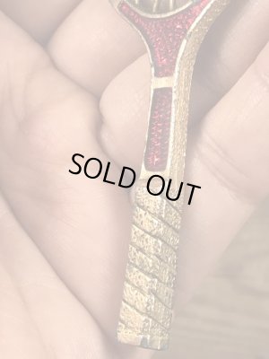 真珠の玉が付いたテニスラケットのヴィンテージエナメルキーホルダー