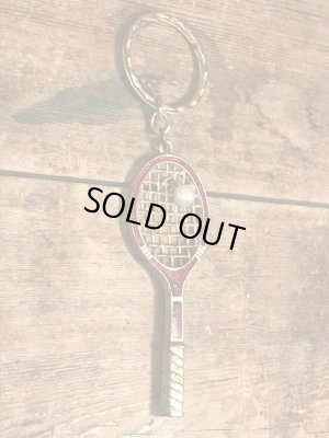 真珠の玉が付いたテニスラケットのヴィンテージエナメルキーホルダー
