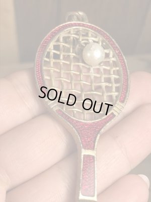 真珠の玉が付いたテニスラケットのヴィンテージエナメルキーホルダー