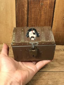 他の写真3: Pirate & Skull Treasure Chest Metal Coin Bank　パイレーツ　ビンテージ　コインバンク　スカル　50年代