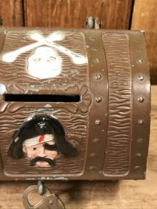 他の写真1: Pirate & Skull Treasure Chest Metal Coin Bank　パイレーツ　ビンテージ　コインバンク　スカル　50年代