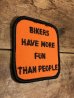 Bikers Have More Fun Than People(バイカーは人以上の楽しみを持っています)のメッセージが書かれた70年代〜ビンテージ刺繡ワッペン