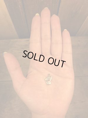 ルーニーテューンズのバッグスバニーの70〜80年代ビンテージメタルチャーム