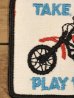 モーターサイクルとTake It Out And Play With It(それを取り出し、それで遊びます)のメッセージが書かれた70年代〜ビンテージ刺繡ワッペン
