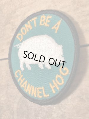 Don't Be A Channel Hog(食肉用の豚であってはならない)のメッセージが書かれた70’sヴィンテージ刺繡パッチ