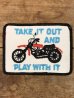 モーターサイクルとTake It Out And Play With It(それを取り出し、それで遊びます)のメッセージが書かれた70年代〜ビンテージ刺繡ワッペン